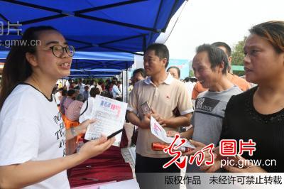 四川广安:东西部劳务协作现场招聘助贫困群众