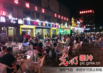 安徽六安:上千市民街头撸串喝啤酒看世界杯 大