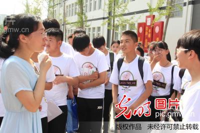 河南淮滨:毕业典礼师生以泪相别场面感人(