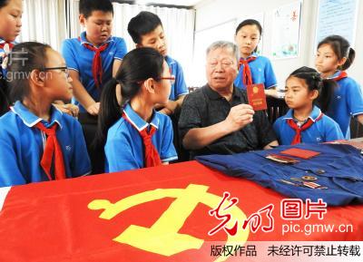 江苏连云港:聆听革命故事 迎接党的生日(