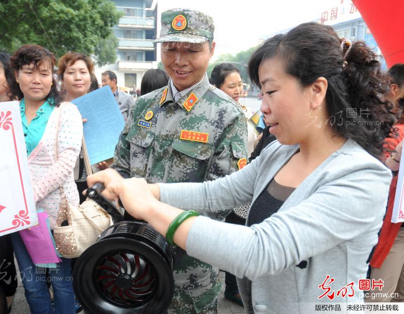2013年9月18日,群众在进行了人民防空警报器材设备使用方法演练
