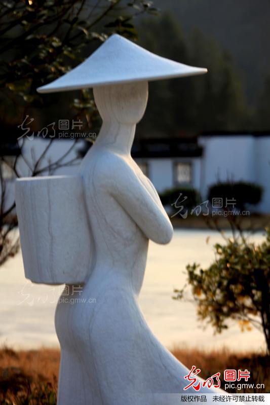 安徽:黄祁景高速公路惊现采茶女雕塑