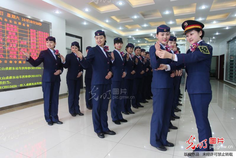 列车乘务员员苦练基本功备战新车开行(1/7)